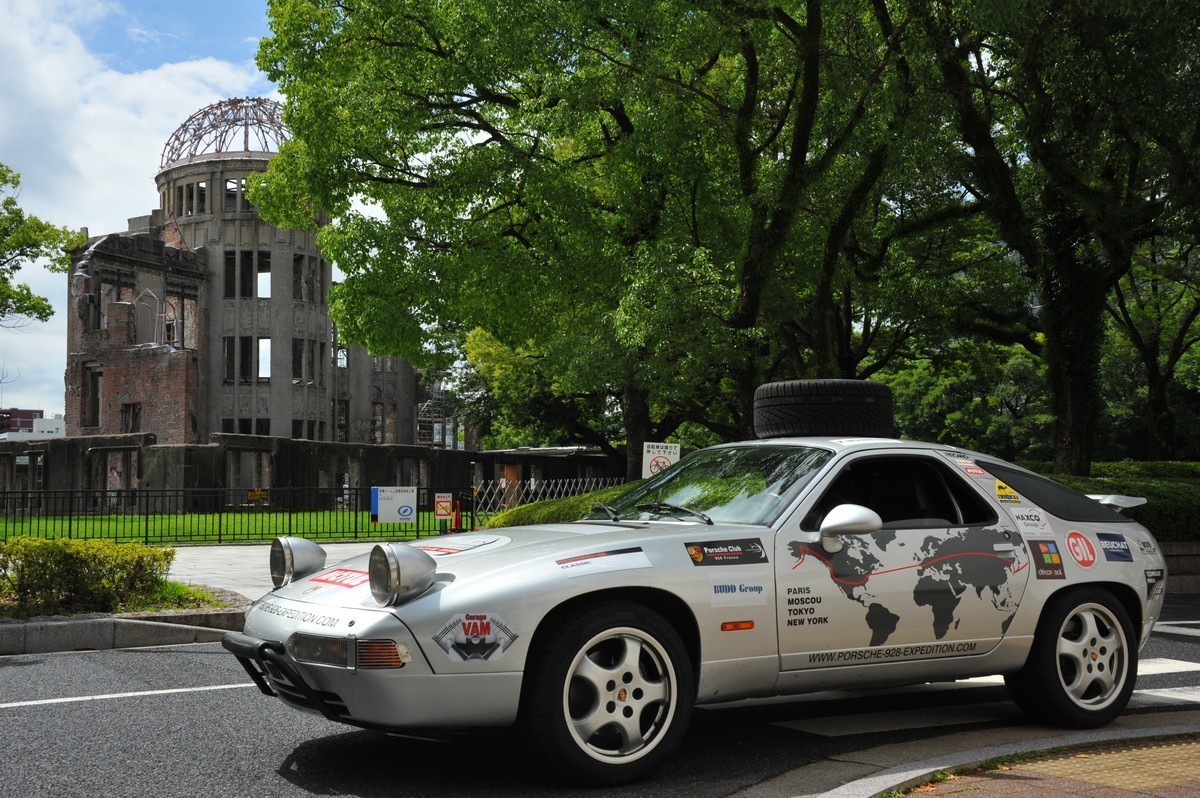 Moscou, Russie - 23 avril 2019 : intérieur d'une voiture de sport Porsche.  Chronomètre de sport avec horloge électronique ou horloge classique  analogique au choix. Options d'installation sur le tableau de bord