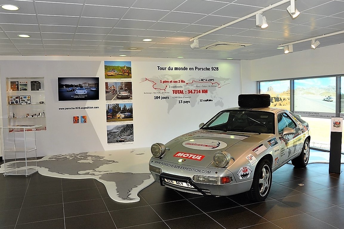 Moscou, Russie - 23 avril 2019 : intérieur d'une voiture de sport Porsche.  Chronomètre de sport avec horloge électronique ou horloge classique  analogique au choix. Options d'installation sur le tableau de bord